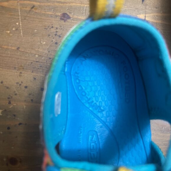KEEN Closed Toe Sandal, Vivid Blue/Original Tie Dye Unisex Big Kids Size US 5 - Picture 10 of 11